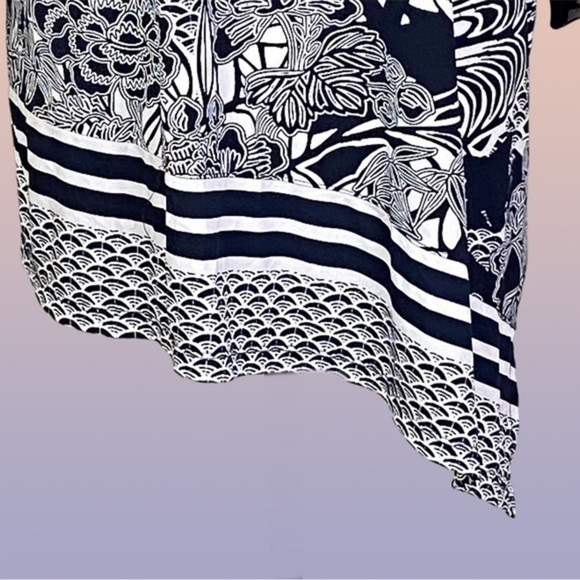 CHICO’S black & white abstract, asymmetrical jersey blouse. Size “3”=XL/16. EUC - Picture 3 of 11